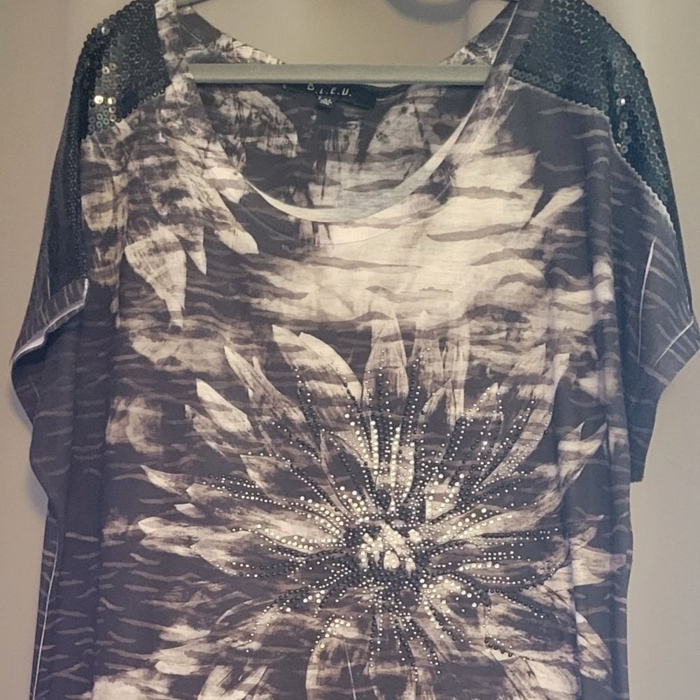 Like NEW! Women's B.L.E.U. Black & White Floral Tunic Blouse w/Sequins, Size XL